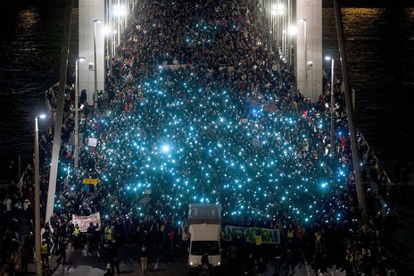 Kolejna demonstracja przeciw planom opodatkowania internetu na Węgrzech