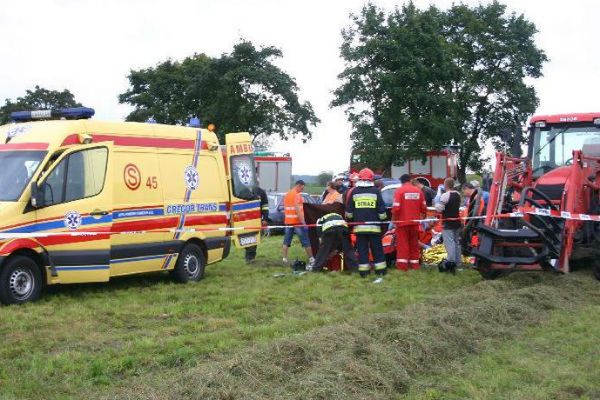 Szkaradowo: maszyna prasująca słomę wciągnęła rękę rolnikowi