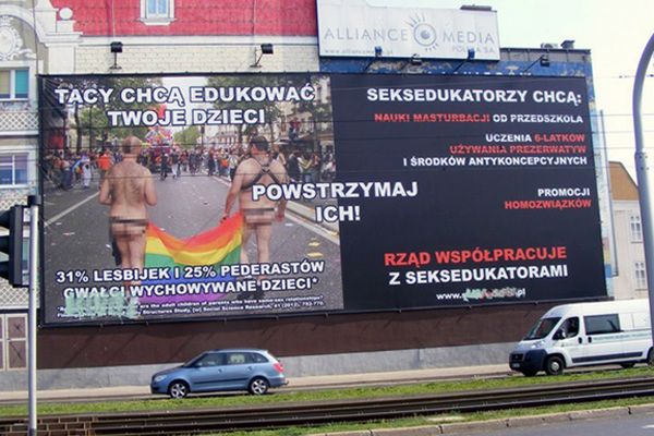 Homofobiczny banner wywieszony w centrum Poznania