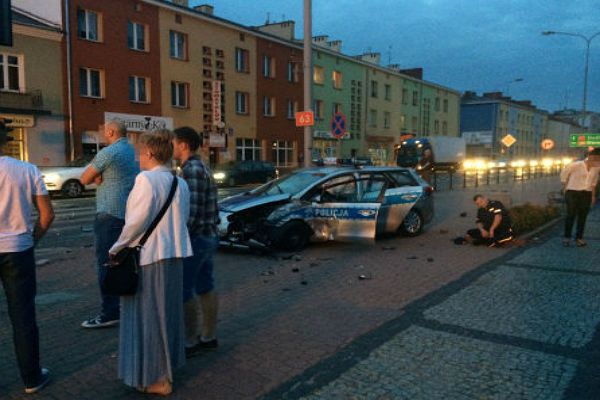 Zderzenie radiowozu i Audi w Łukowie. 8 osób rannych, w tym 4 policjantów