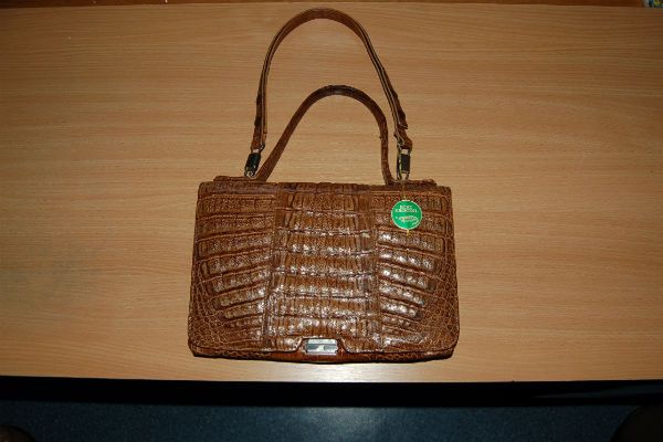 Piła: zatrzymano kobietę, która chciała sprzedać torebkę ze skóry krokodyla