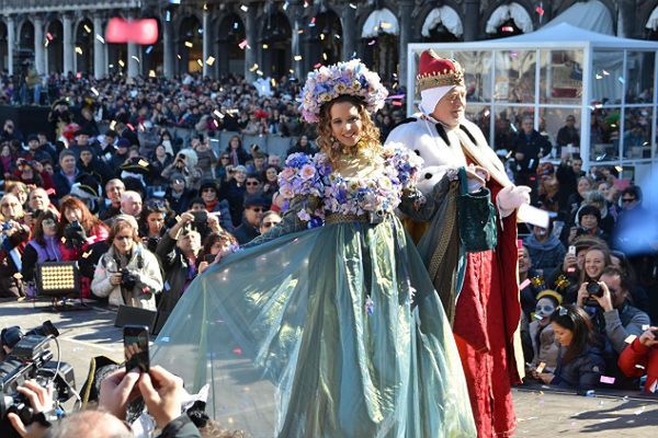 Ponad 100 tysięcy osób na inauguracji karnawału w Wenecji