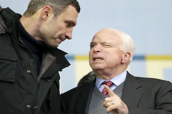 John McCain: musimy być po stronie protestujących i uważać na Putina