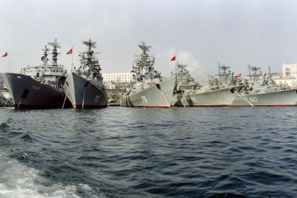 Agencja AP: samoobrona Krymu szturmuje sztab marynarki wojennej Ukrainy