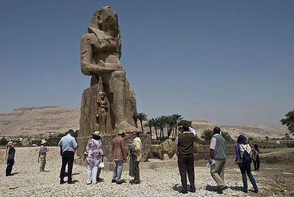 Odkrycie kolejnych kolosalnych posągów w Luksorze