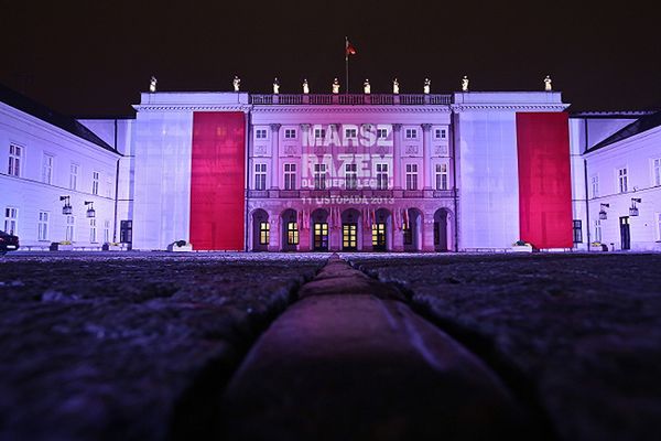 Pałac Prezydencki z biało-czerwoną iluminacją z okazji 11 listopada