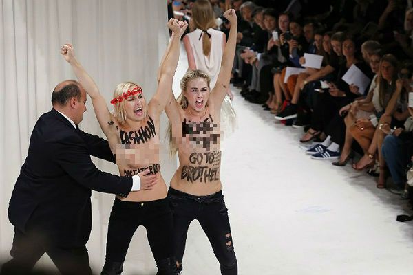 Członkinie FEMENU wtargnęły na wybieg podczas pokazu mody w Paryżu
