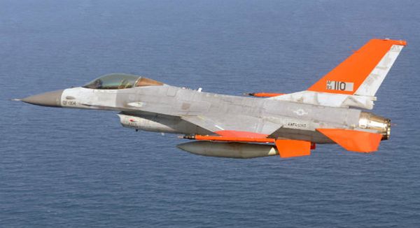 Pierwszy w historii bezzałogowy lot myśliwca F-16. Wzbił się w powietrze z pustym kokpitem