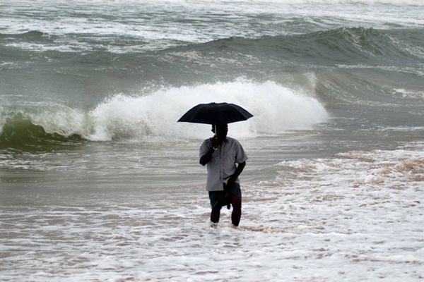 Dziesiątki tysięcy osób ucieka przed cyklonem w Indiach