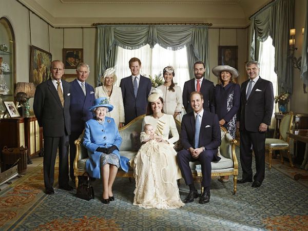 Historyczna fotografia: Elżbieta II z następcami tronu