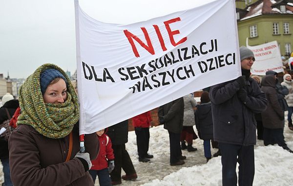 Kilkaset osób protestowało w Warszawie "w obronie dzieci"