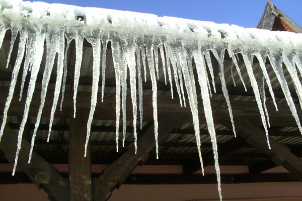 Uwaga na lodowe sople i śnieg na dachach
