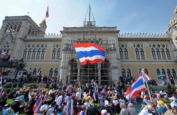 Tajlandzki rząd kazał policji wycofać się, by uniknąć dalszej przemocy