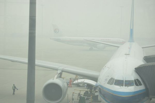 Gęsta mgła na Okęciu. Pięć lotów przekierowanych