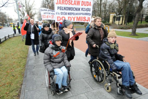 Opiekunowie niepełnosprawnych dorosłych i dzieci protestują pod Kancelarią Premiera