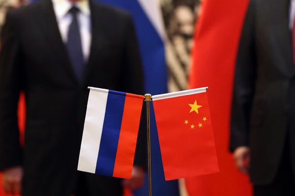 "FT": Rosja i Chiny zacieśniają współpracę wojskową i potępiają "kolorowe rewolucje"