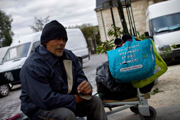 Skandal we Francji. Bezdomni mają nosić żółte trójkąty