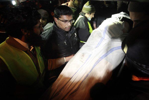 13 ofiar śmiertelnych pożaru w centrum handlowym w Lahaur
