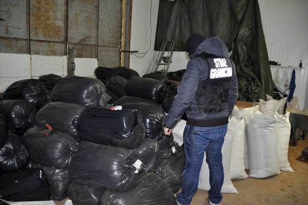 Pomorscy strażnicy graniczni zamknęli nielegalną fabrykę tytoniu w Kościerzynie