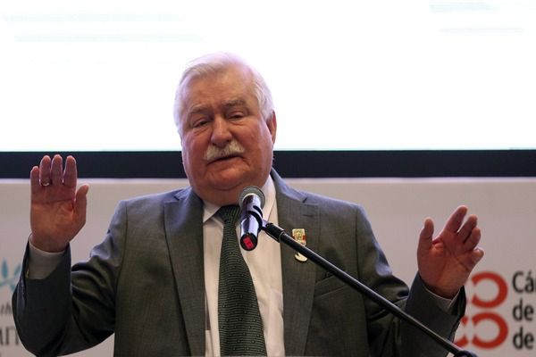 Kolejny wpis Lecha Wałęsy. "Czesław Kiszczak mnie zdradził"