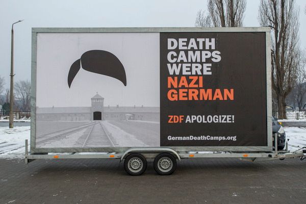 Akcja przeciwko „polskim obozom śmierci” w Brukseli