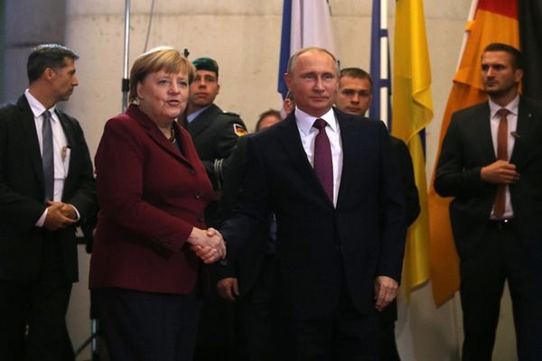 Putin w Berlinie: mapa drogowa dla Ukrainy i twarda rozmowa o Syrii