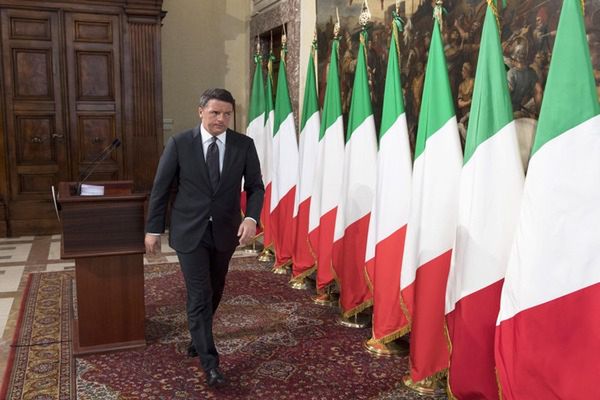 Premier Renzi występuje w swojej kancelarii tylko na tle włoskich flag