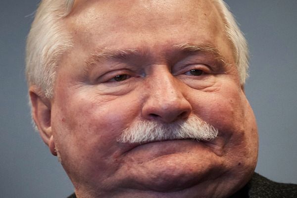 Wałęsa wyborach do RE: rząd się ośmiesza