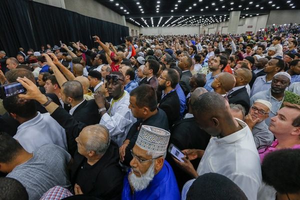 Tłumy na muzułmanskiej ceremonii ku czci Muhammada Alego