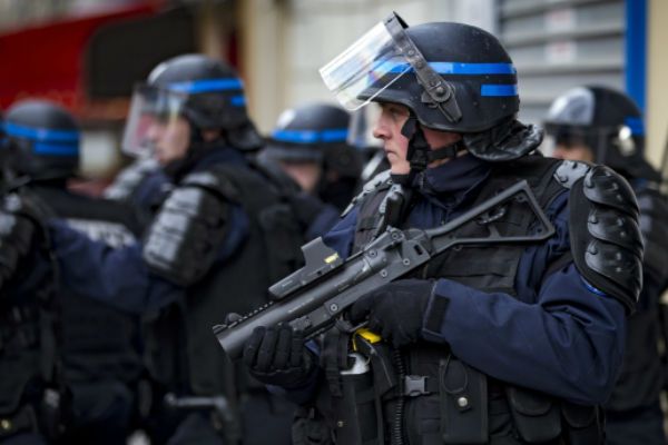 Obława w Brukseli - aresztowano co najmniej 7 osób. Świadkowie mówią o silnej eksplozji, nie żyje jeden z podejrzanych o terroryzm