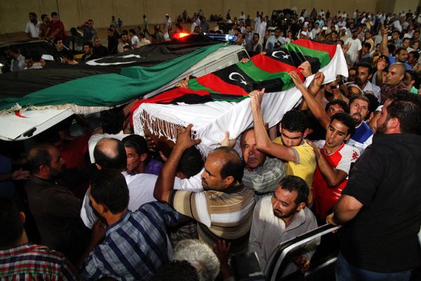 Libia: tłumy żegnają zmarłego rebelianta, który schwytał Kadafiego