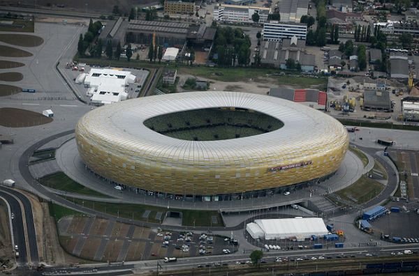 Na stadiony Euro 2012 bez parasoli z ostrym końcem i wuwuzeli