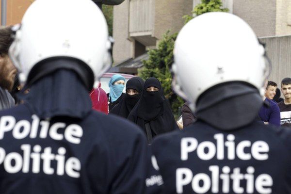 Radykalny islamista zaatakował nożem policjantów