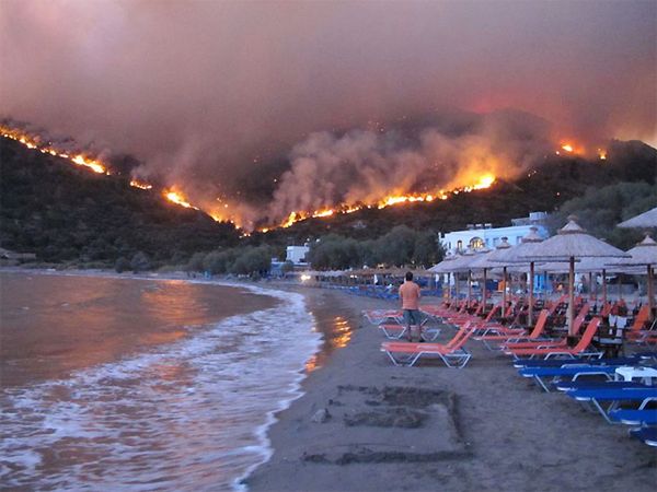 Ogień trawi grecką wyspę Chios - turyści uciekają na plaże