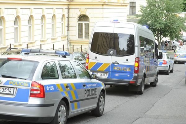 Atak schizofreniczki w czeskim gimnazjum. Nie żyje uczeń, uczennica i policjant ranni