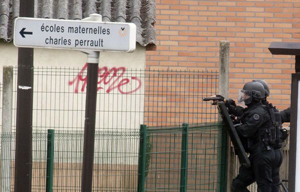 Uzbrojony napastnik w szkole pod Paryżem. Dorosły zakładnikiem