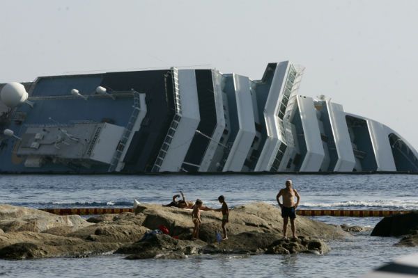 Z dna statku Costa Concordia usunięto podmorską skałę