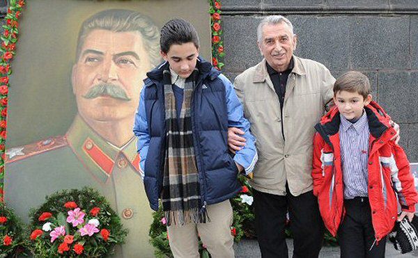 Wnuk Stalina żąda wznowienia śledztwa w sprawie Katynia