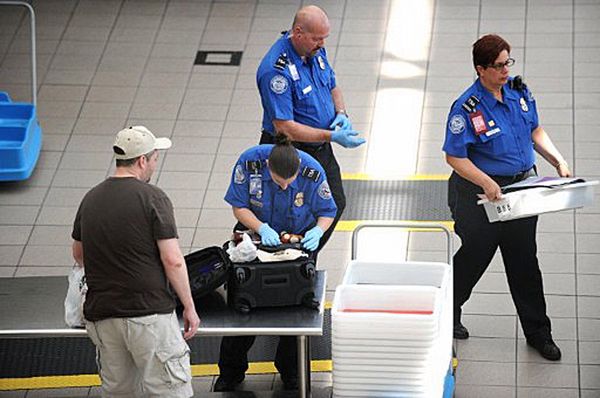 Oburzenie w USA - agenci TSA oskarżyli 4-latkę o przemyt broni