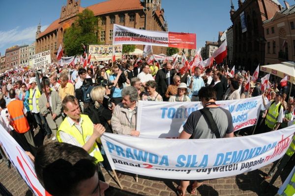 PiS zapowiada manifestacje w Brukseli i w Polsce w obronie TV Trwam
