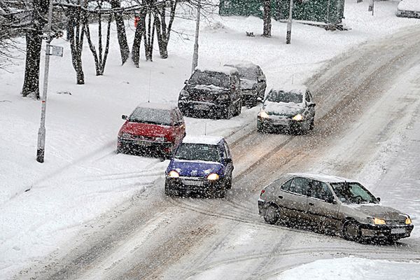 Błoto pośniegowe i korki - fatalne warunki na drogach