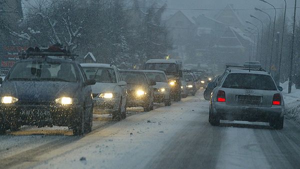 Burza śnieżna na Śląsku: w zamieci autobus uderzył w dom