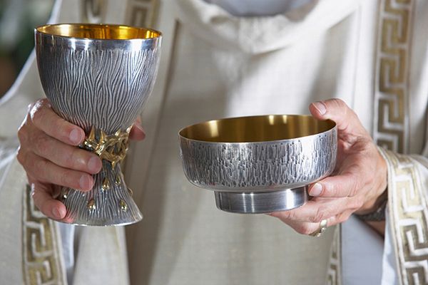 Kościół podjął "nieludzką decyzję". Co wybierze ksiądz?