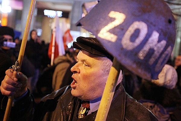 "Precz z komuną" . Około 300 osób na wiecu w Warszawie