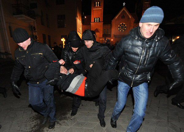 Brutalna akcja milicji w Mińsku - "kopali, wyrywali telefony"