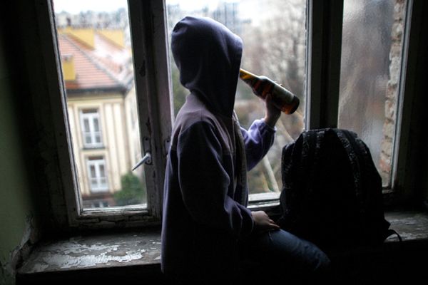 CBOS: młodzi sięgają częściej po alkohol niż po narkotyki