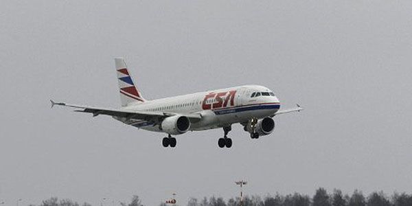 Pilot zmarł w czasie lotu z Warszawy; samolot wylądował
