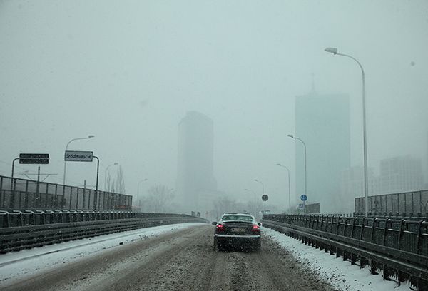 Warszawa sparaliżowana - śliskie drogi, sto kolizji