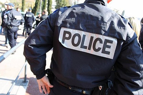 Atak na przedmieściach Paryża, ranny jest nauczyciel. Napastnik krzyczał: to Daesz, to ostrzeżenie!