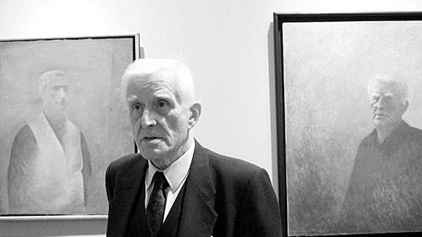 Jerzy Mierzejewski na tle swoich autoportretów (fot. z 2004r.)